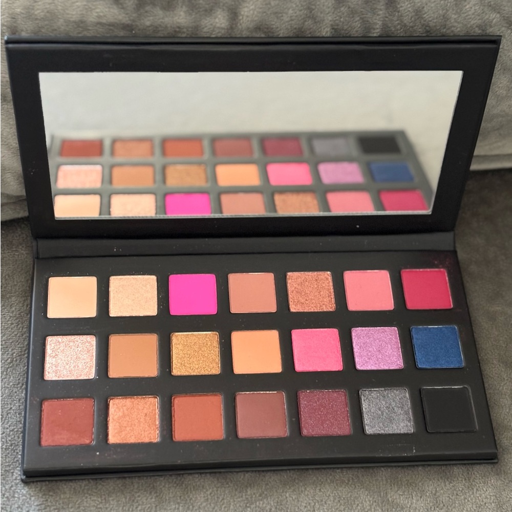 Kylie Jenner- Sipping Pretty pressed powder palette, new in original packaging.